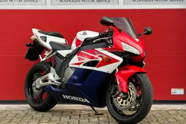Honda CBR1000RR (2005) thumbnail 2