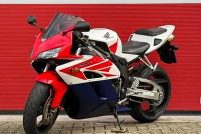 Honda CBR1000RR (2005) thumbnail 3