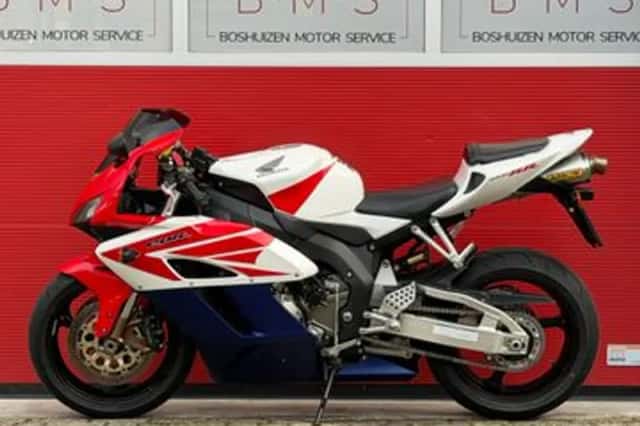 Honda CBR1000RR (2005) thumbnail 4