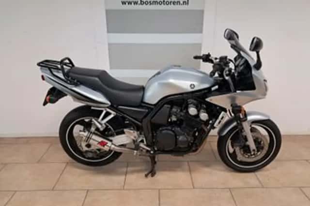 Yamaha FZS 600 Fazer (2003) thumbnail 1