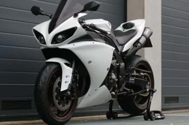 YAMAHA YZF R1 (2011) thumbnail 4