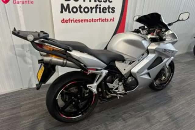 Honda VFR 800 FI (2003) thumbnail 3