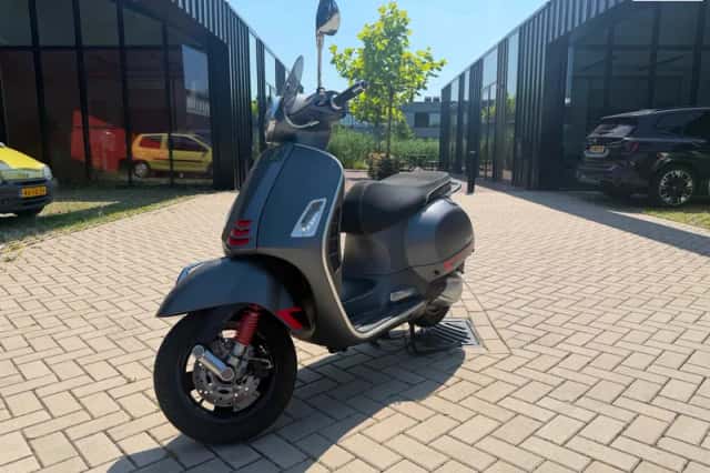 Vespa Scooter GTS 300 HPE Super Notte Weinig Kms (2020) thumbnail 2
