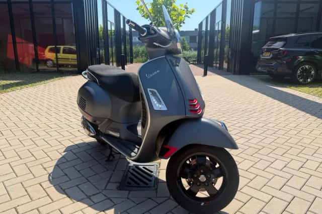 Vespa Scooter GTS 300 HPE Super Notte Weinig Kms (2020) thumbnail 3