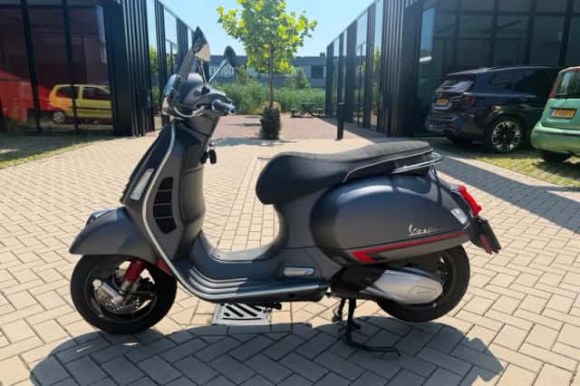 Vespa Scooter GTS 300 HPE Super Notte Weinig Kms (2020) thumbnail 4
