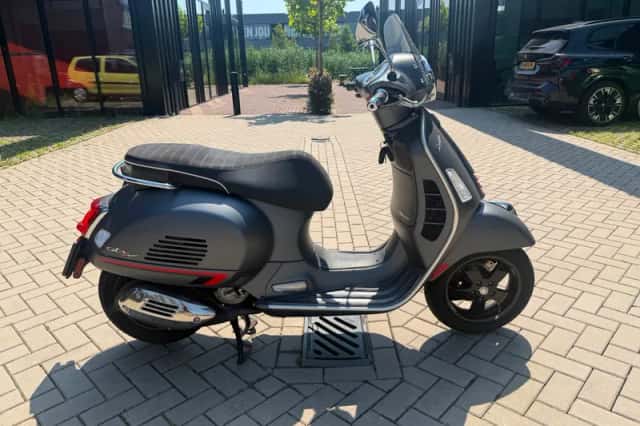 Vespa Scooter GTS 300 HPE Super Notte Weinig Kms (2020) thumbnail 5
