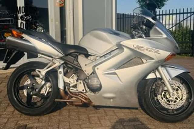 Honda VFR 800 FI (2003) thumbnail 1
