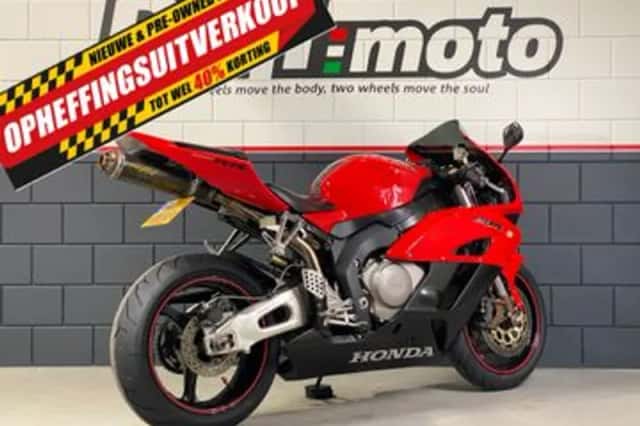 Honda CBR 1000 RR Fireblade (2004) thumbnail 4