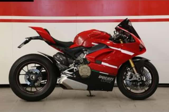 Ducati Panigale V4S (2018) thumbnail 1