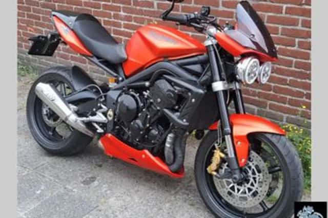 Triumph Street Triple R (2010) thumbnail 2