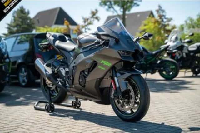 Kawasaki Ninja ZX-10RR (2025) thumbnail 2