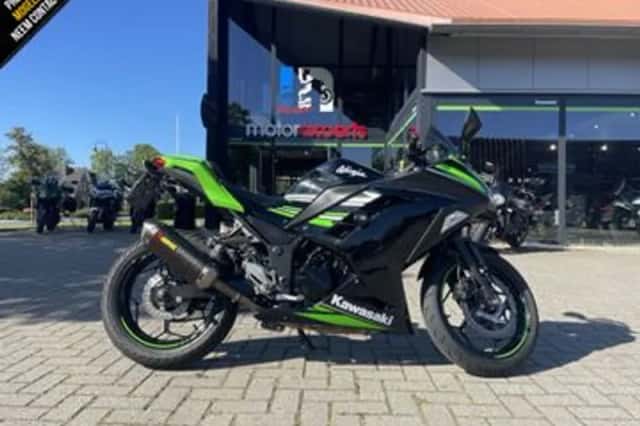 Kawasaki Ninja 300 (2017) thumbnail 1