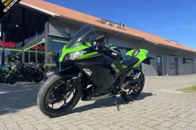 Kawasaki Ninja 300 (2017) thumbnail 5