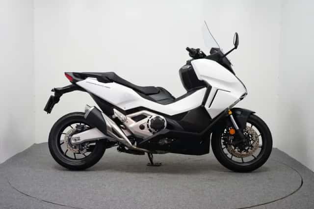 Piaggio MP3 (2011) thumbnail 2
