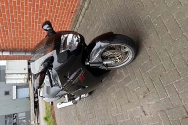 Honda CBR 1100 XX SUPER BLACKBIRD (2000) thumbnail 2