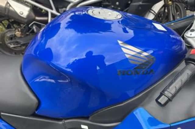 Honda CBR 1100 XX SUPER BLACKBIRD (1999) thumbnail 4