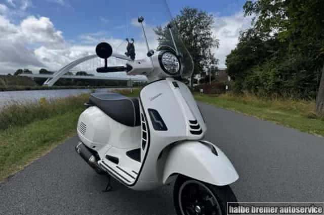 Vespa GTS 300 Touring (2021) thumbnail 2