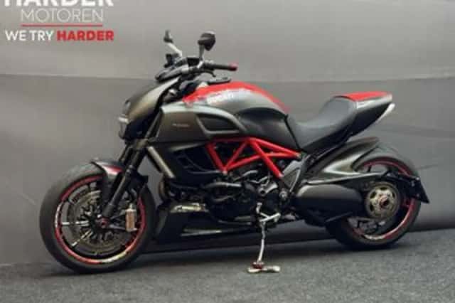 DUCATI DIAVEL CARBON (2012) thumbnail 4