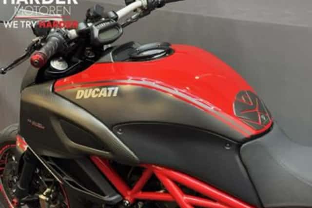 DUCATI DIAVEL CARBON (2012) thumbnail 5