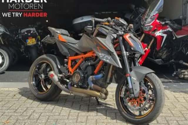 KTM 1290 SuperDuke R (2022) thumbnail 1