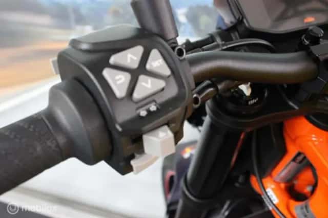 KTM 890 Duke R ABS (2022) thumbnail 6