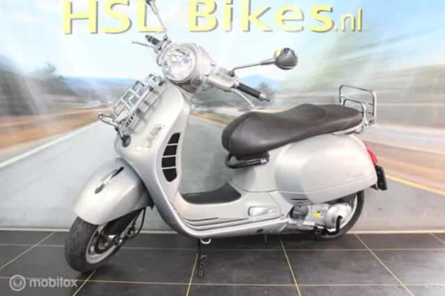 Vespa GTS 300 i.e. Touring (2013) thumbnail 2