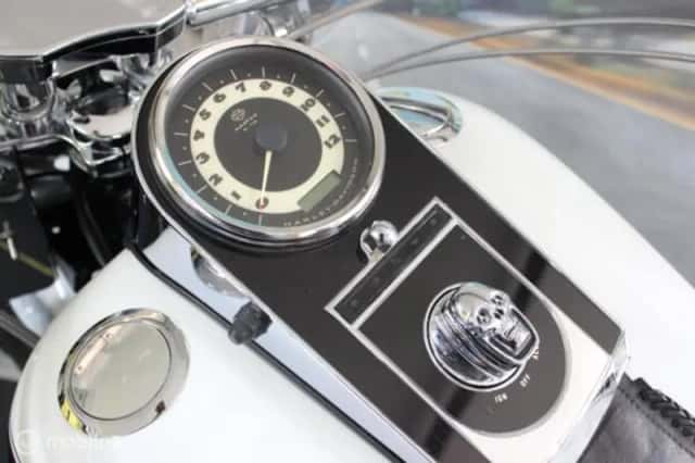 Harley-Davidson 88 FLSTNI Softtail Deluxe (2005) thumbnail 5