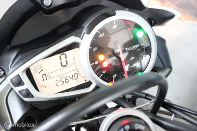 Triumph Street Triple (2013) thumbnail 3