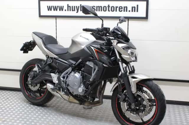 Kawsaki Z650 Naked (2017) thumbnail 1