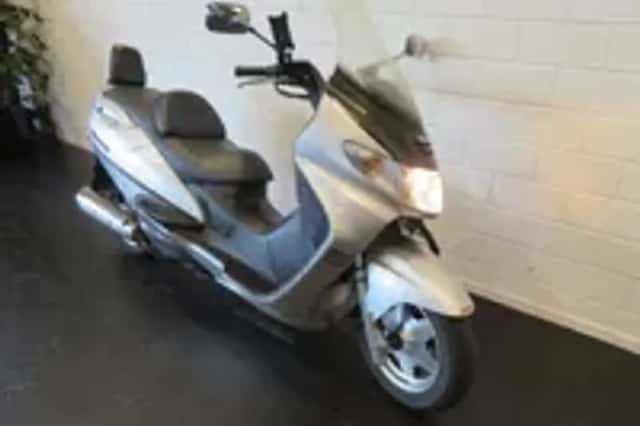 Suzuki Burgman 400 DEGELIJKE SCOOTER!! (2000) thumbnail 2