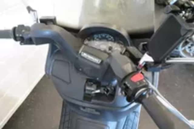 Suzuki Burgman 400 DEGELIJKE SCOOTER!! (2000) thumbnail 5