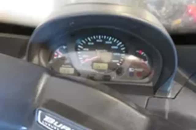 Suzuki Burgman 400 DEGELIJKE SCOOTER!! (2000) thumbnail 6