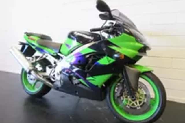 Kawasaki Ninja ZX ZX-9R ZX9R SUPERSPORT (2001) thumbnail 2