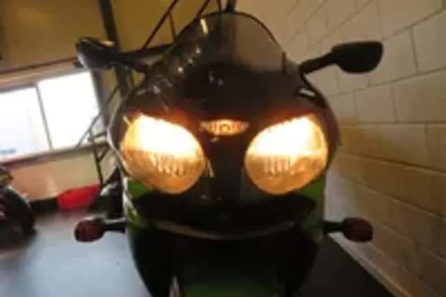 Kawasaki Ninja ZX ZX-9R ZX9R SUPERSPORT (2001) thumbnail 4