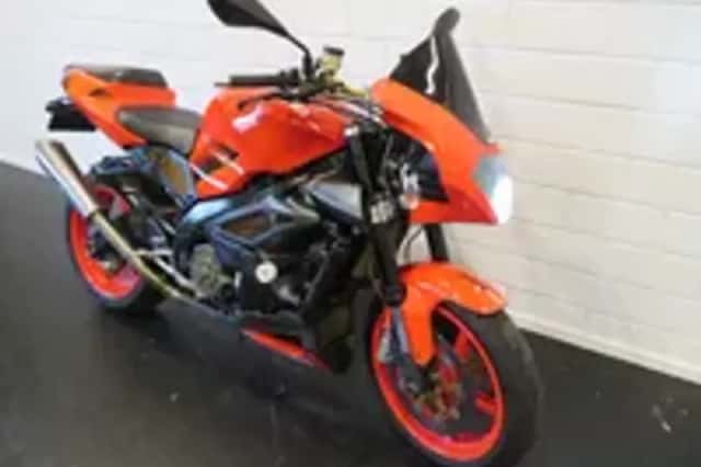 Aprilia Tuono 1000 R V2 LASER (2004) thumbnail 2