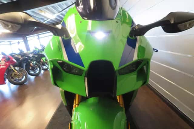 Kawasaki ZX-10R (2024) thumbnail 4