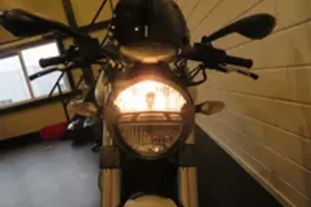 Ducati Monster DUCATI 696 WHITE EDITION! (2008) thumbnail 4