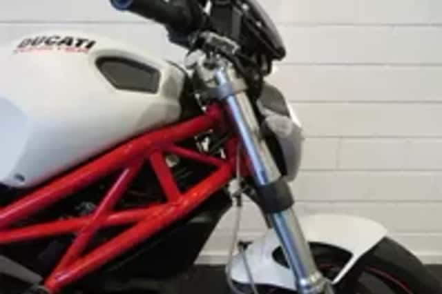 Ducati Monster DUCATI 696 WHITE EDITION! (2008) thumbnail 6