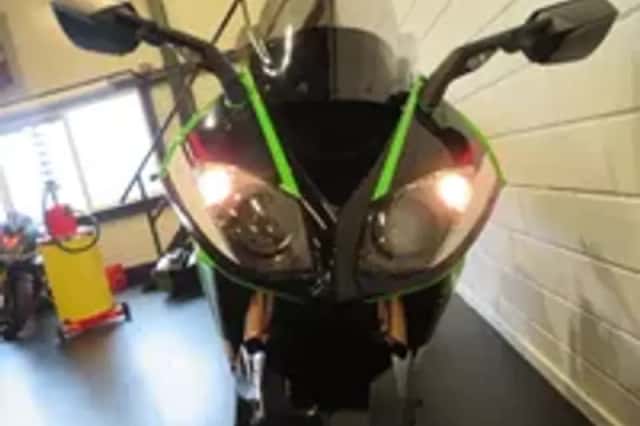 Kawasaki Ninja ZX ZX-10R SPECIAL EDITION SHARK! (2008) thumbnail 4