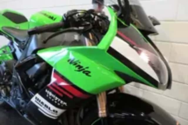 Kawasaki Ninja ZX ZX-10R SPECIAL EDITION SHARK! (2008) thumbnail 5