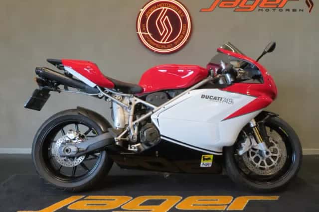 Ducati 749S (2005) thumbnail 1