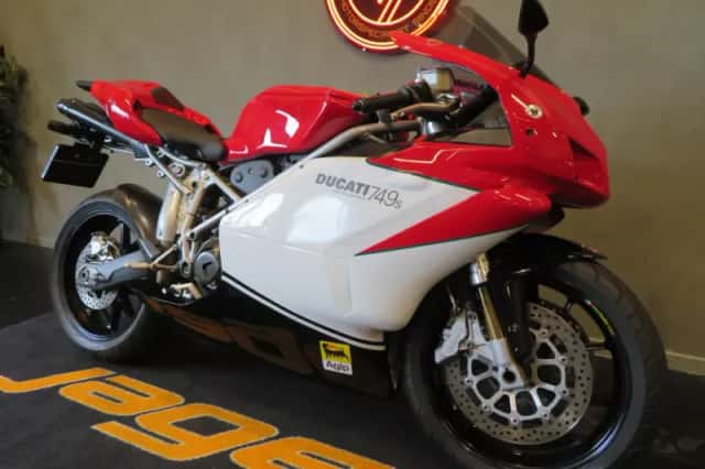 Ducati 749S (2005) thumbnail 2