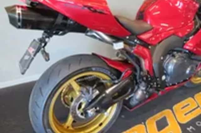 Honda CBR1000RR (2006) thumbnail 4