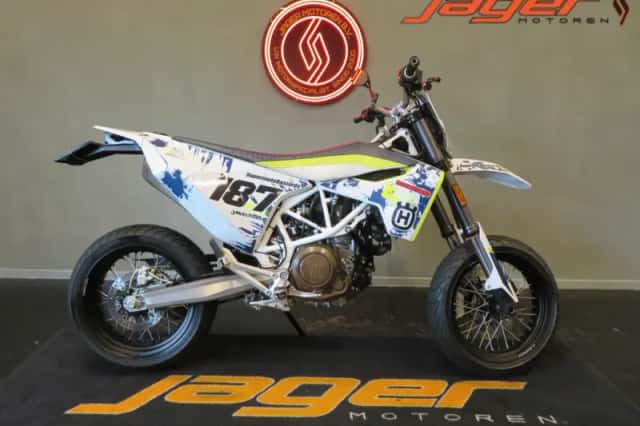 Husqvarna 701 Supermoto (2017) thumbnail 1