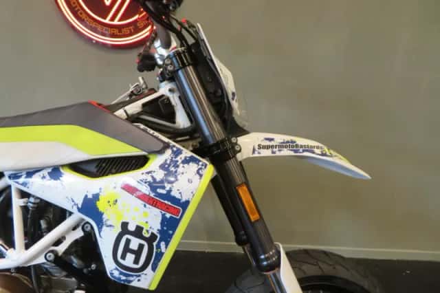 Husqvarna 701 Supermoto (2017) thumbnail 5