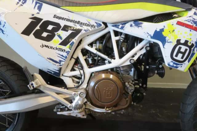 Husqvarna 701 Supermoto (2017) thumbnail 6