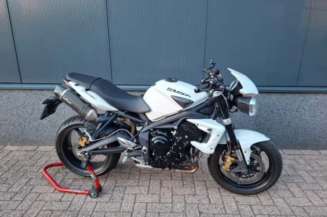 Triumph Street Triple (2011) thumbnail 2