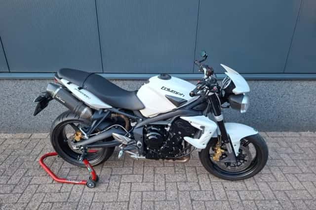 Triumph Street Triple (2011) thumbnail 3