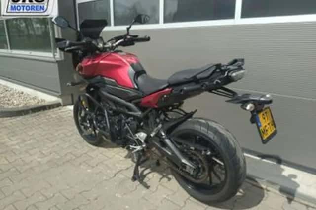 Yamaha MT-09 (2015) thumbnail 3