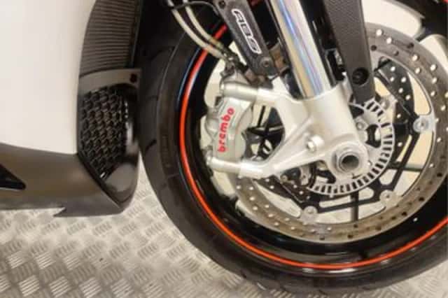 Aprilia RSV 4 R Aprc (2014) thumbnail 3